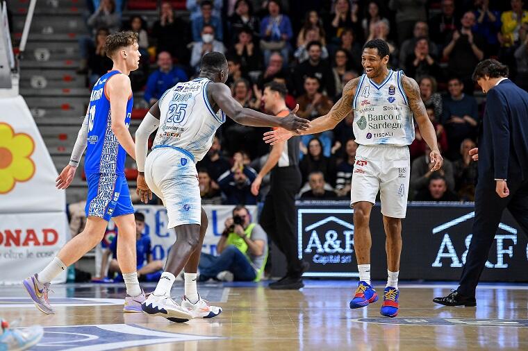 Ousmane Diop e Robinson esultano dopo un canestro in Dinamo Sassari-Treviso | Foto Luigi Canu