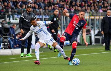 Roberto Insigne a contrasto con Paulo Azzi durante Cagliari-Frosinone | Foto Luigi Canu