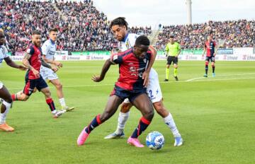 Una fase di gioco di Cagliari-Frosinone | Foto Luigi Canu