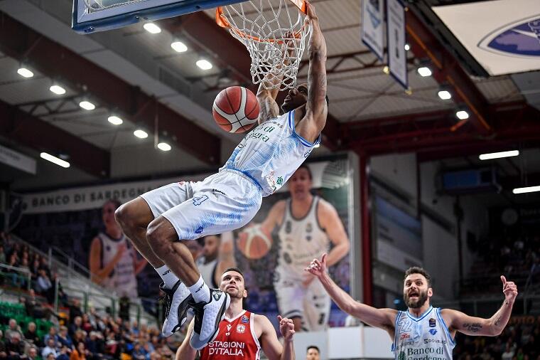 Gerald Robinson vola a schiacciare durante Dinamo-Trieste | Foto Luigi Canu