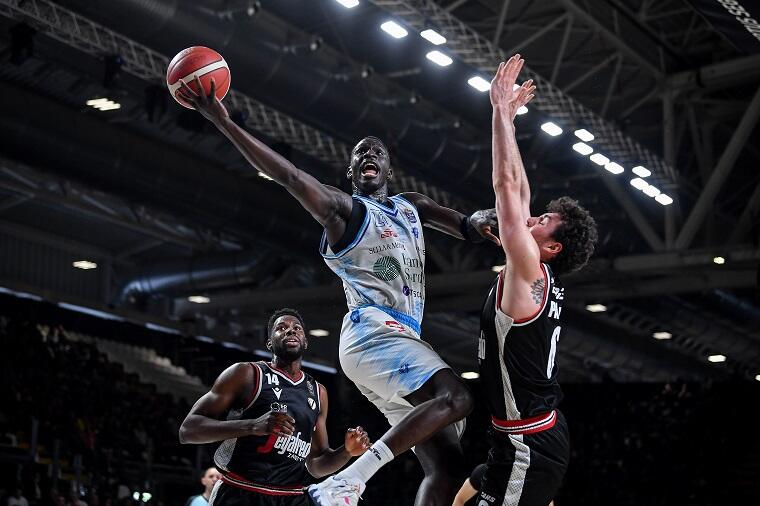 Ousmane Diop durante Virtus Segafredo Bologna - Banco di Sardegna Dinamo Sassari | Foto L.Canu / Ciamillo-Castoria