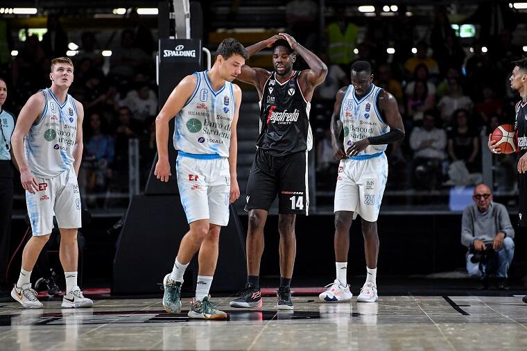 Una fase di gioco durante Virtus Bologna-Dinamo Sassari | Foto Luigi Canu