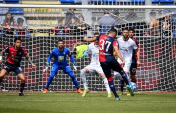 Paulo Azzi al tiro durante Cagliari-Sudtirol | Foto Luigi Canu