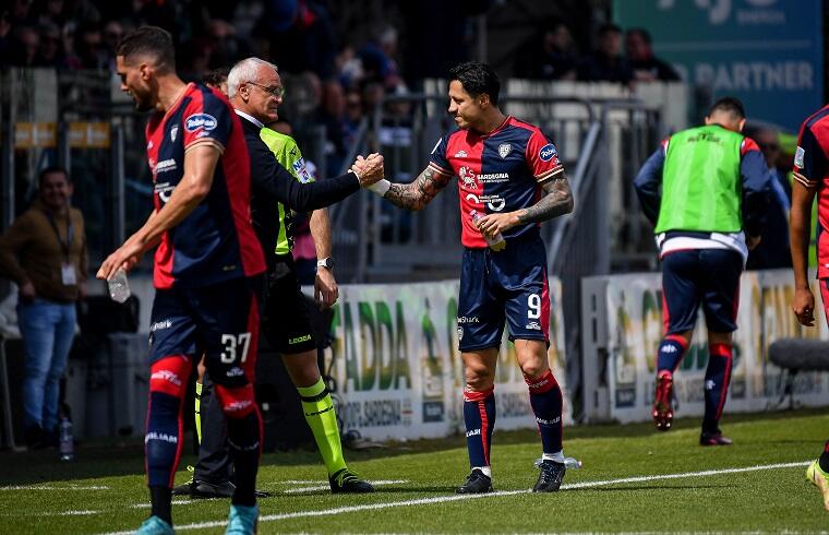 Claudio Ranieri si congratula con Lapadula dopo il gol del vantaggio contro il Sudtirol | Foto Luigi Canu