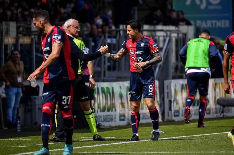 Claudio Ranieri si congratula con Lapadula dopo il gol del vantaggio contro il Sudtirol | Foto Luigi Canu