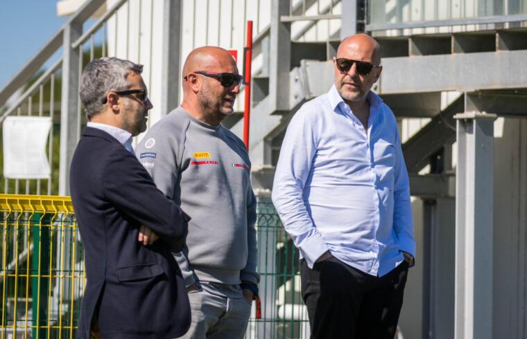 Max Sirena, insieme al presidente del Cagliari Tommaso Giulini e il direttore dell'area Business&Media Stefano Melis | Foto Twitter Cagliari Calcio