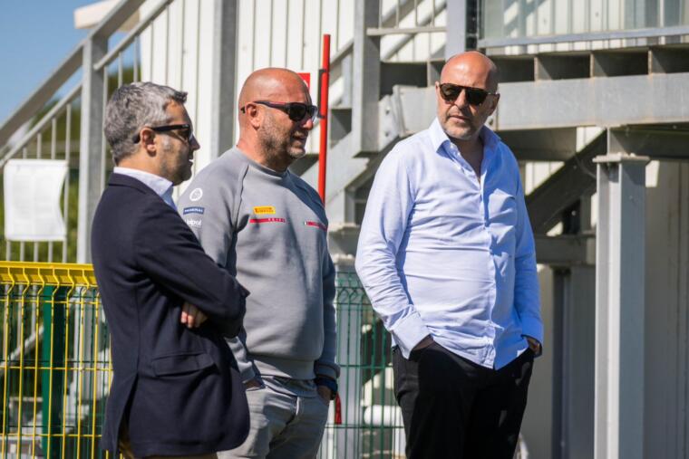 Max Sirena, insieme al presidente del Cagliari Tommaso Giulini e il direttore dell'area Business&Media Stefano Melis | Foto Twitter Cagliari Calcio