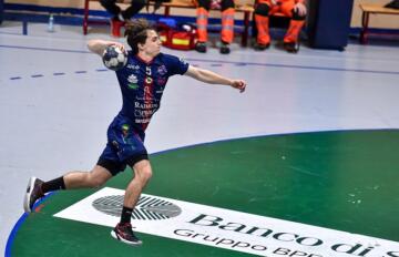 Giovanni Nardin, atleta della Raimond Handball Sassari, al tiro | Foto Claudio Atzori