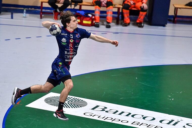 Giovanni Nardin, atleta della Raimond Handball Sassari, al tiro | Foto Claudio Atzori