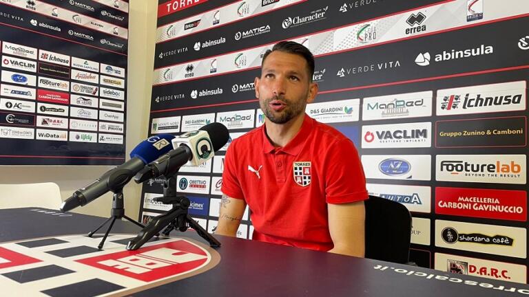 Gigi Scotto nella sala stampa del Vanni Sanna