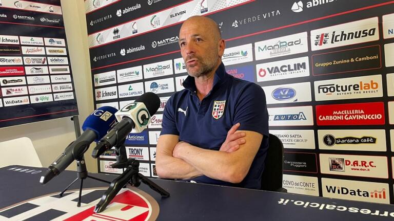 Alfonso Greco, mister della Torres nella sala stampa del Vanni Sanna