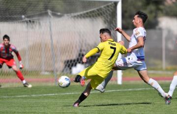 Nino Pinna dell'Arzachena al tiro nella gara contro l'Angri | Foto Emanuele Perrone - Arzachena Calcio