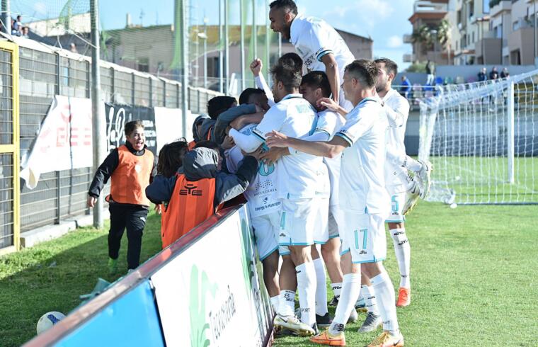 L'esultanza dell'Olbia dopo il gol di Ragatzu alla Reggiana | Foto Sandro Giordano/Olbia Calcio