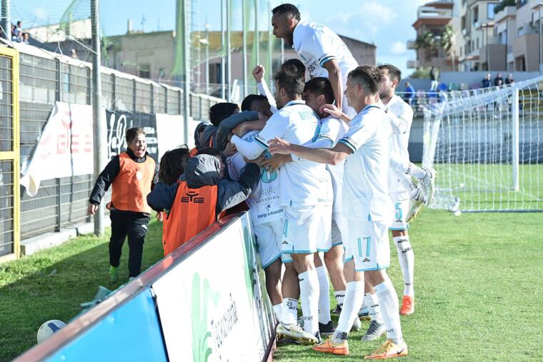 L'esultanza dell'Olbia dopo il gol di Ragatzu alla Reggiana | Foto Sandro Giordano/Olbia Calcio