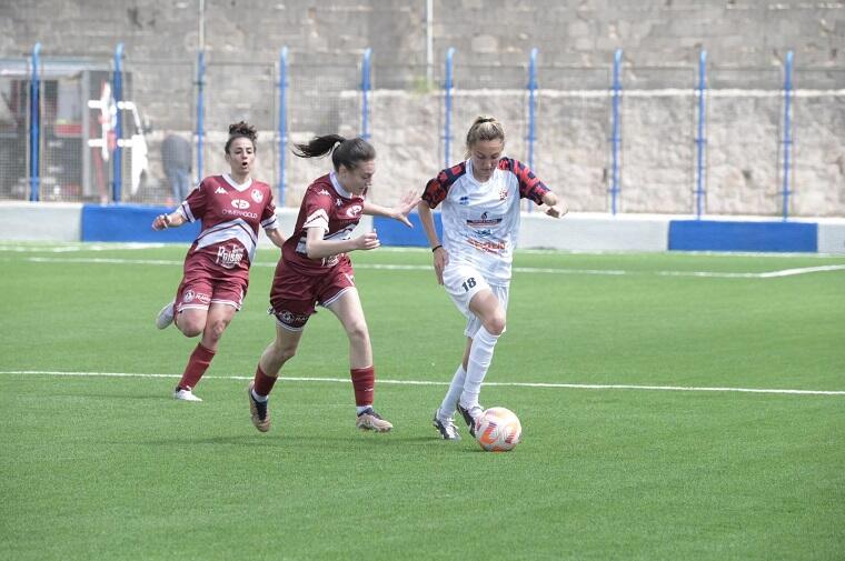 Angelica Poli, giocatrice della Torres Femminile, in azione durante la sfida contro l'Arezzo | Foto di Beatrice Cirronis