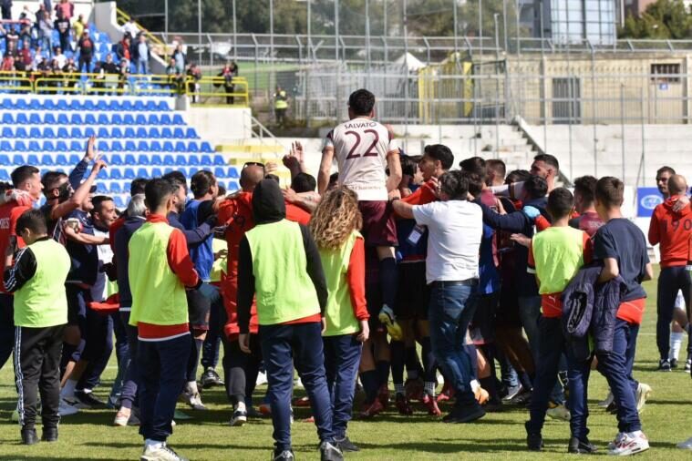 L'esultanza della Torres per la salvezza nel campionato di Serie C 2022-23