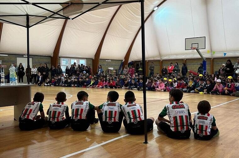 Un momento dell'iniziativa ideata dalla Fabio Aru Academy | Foto Facebook Fabio Aru Academy