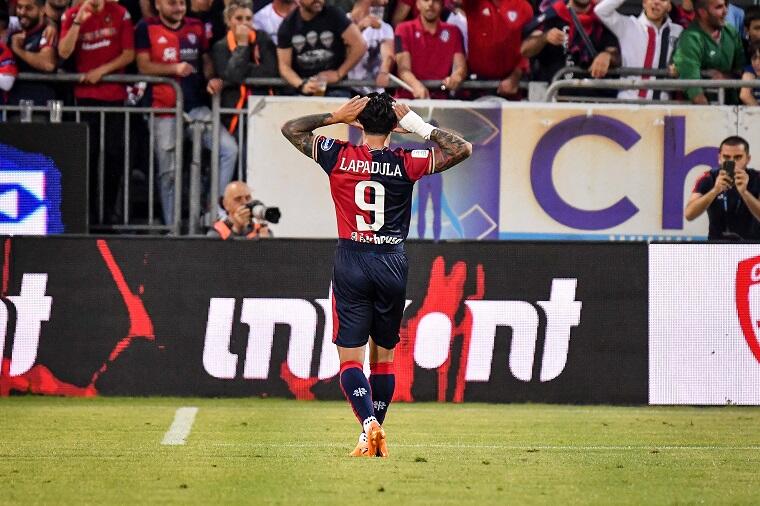 Gianluca Lapadula esulta dopo il primo gol in Cagliari-Venezia | Foto Luigi Canu