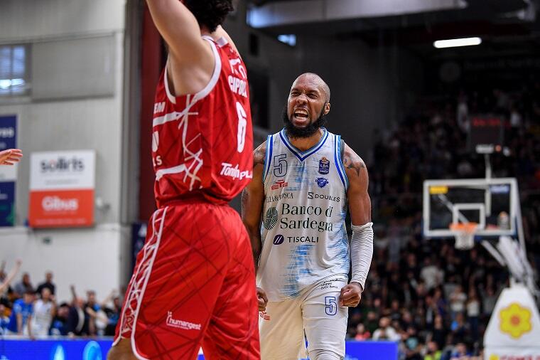Chris Dowe dopo il gioco da quattro segnato in Banco di Sardegna Dinamo Sassari - Unahotels Reggio Emilia | Foto Luigi Canu