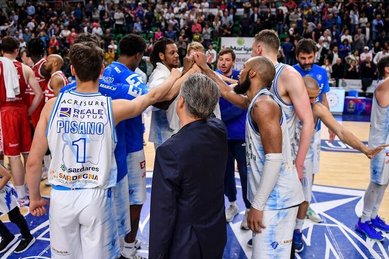 L'urlo finale della Dinamo Sassari dopo la vittoria con Reggio Emilia | Foto Luigi Canu
