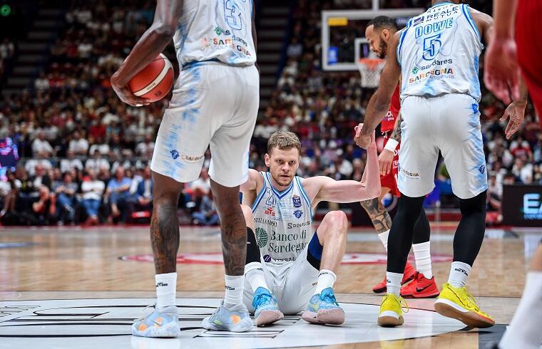 Eimantas Bendzius viene aiutato a rialzarsi da Dowe e Stephens durante Gara 2 tra Olimpia Milano e Dinamo Sassari | Foto Luigi Canu