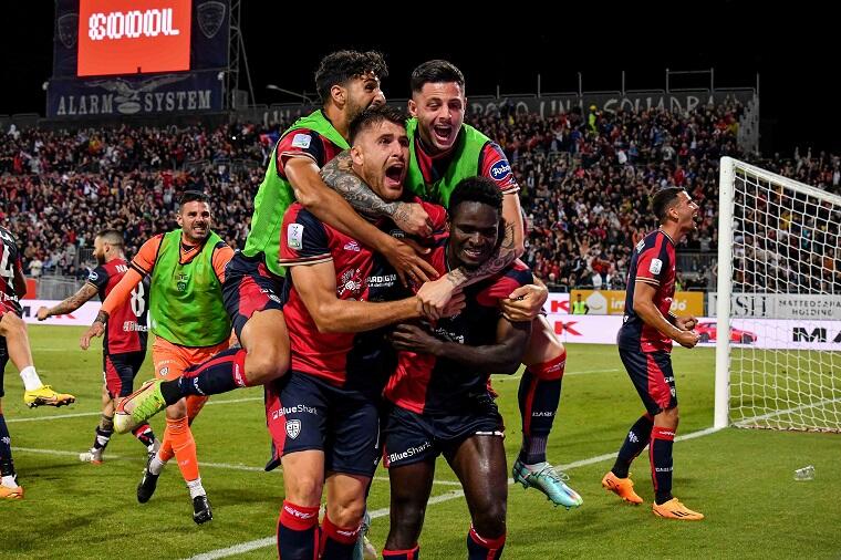 L'esultanza dei rossoblù dopo il gol del 3-2 nella semifinale d'andata playoff contro il Parma | Foto Luigi Canu