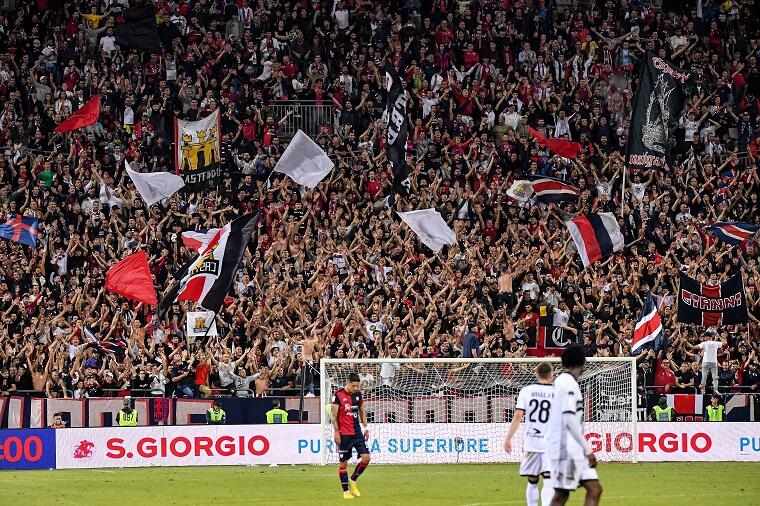 La Curva Nord della Unipol Domus durante l'andata della semifinale playoff tra Cagliari e Parma | Foto Luigi Canu