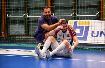 Andrea Giordo, ds della Raimond Sassari, in un momento dei festeggiamenti dopo il termine di gara 3 con Brixen | Foto di Luigi Canu