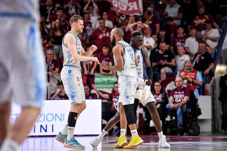 Chris Dowe esulta dopo un canestro insieme a Diop e Bendzius durante Reyer Venezia-Dinamo Sassari | Foto Luigi Canu