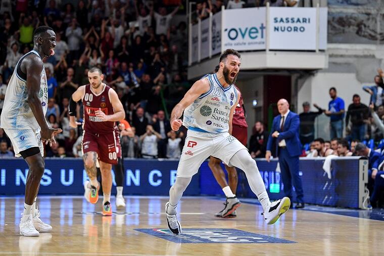 Stefano Gentile esulta dopo la tripla decisiva nella gara 3 playoff tra Banco di Sardegna Dinamo Sassari e Umana Reyer Venezia | Foto Luigi Canu