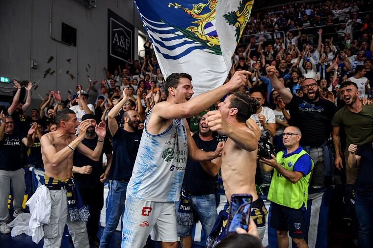 Filip Kruslin insieme ai tifosi della Dinamo Sassari al termine di gara tre dei quarti playoff contro Venezia | Foto Luigi Canu