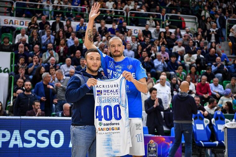 Massimo Chessa premiato prima dell'inizio di gara 4 contro la Reyer Venezia | Foto Luigi Canu