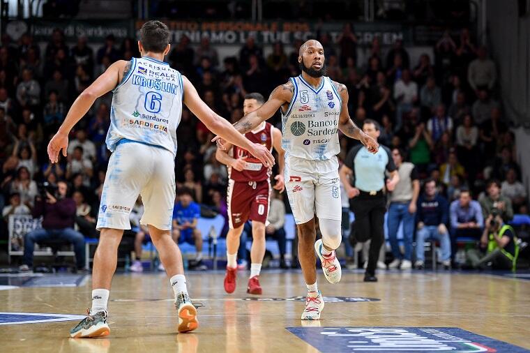 Chris Dowe e Filip Kruslin dopo un canestro in Banco di Sardegna Dinamo Sassari - Umana Reyer Venezia | Foto L.Canu / Ciamillo-Castoria