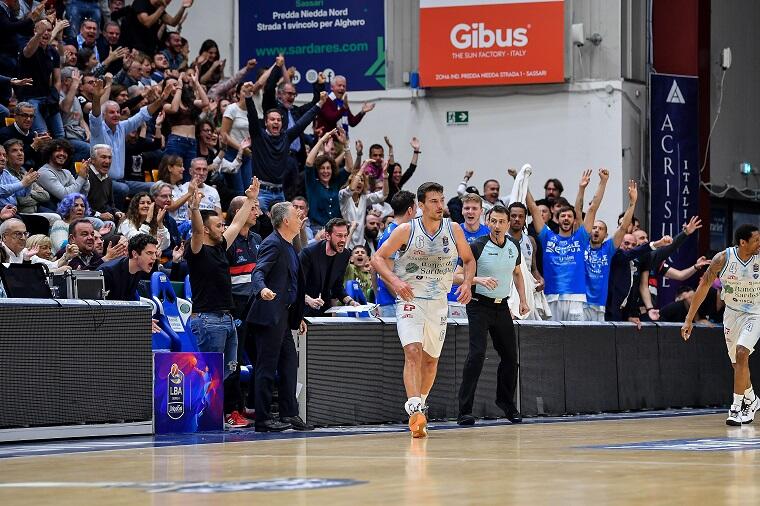 Filip Kruslin e l'esultanza del PalaSerradimigni durante gara 4 tra Dinamo Sassari e Reyer Venezia | Foto Luigi Canu