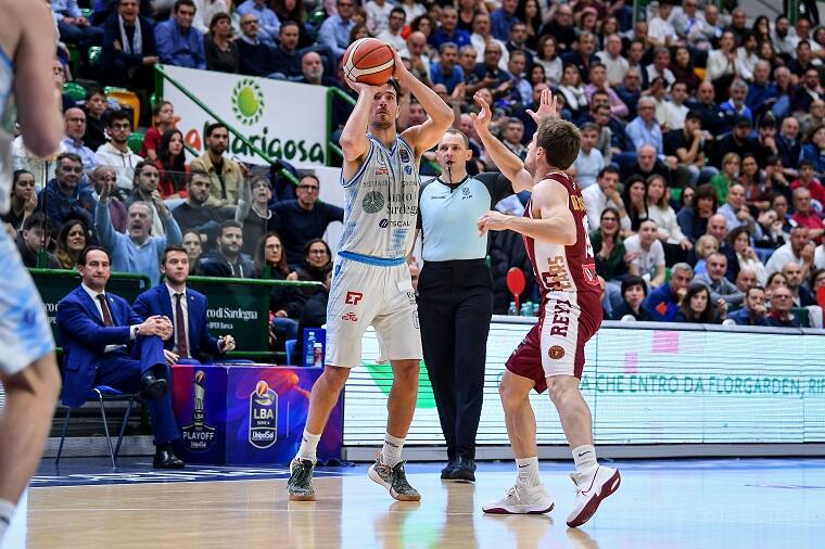 Filip Kruslin al tiro durante gara 4 tra Dinamo Sassari e Reyer Venezia | Foto Luigi Canu