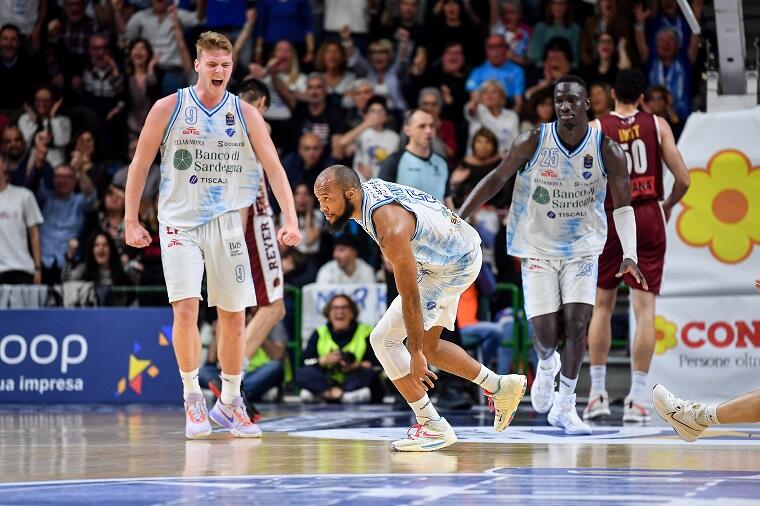 Dowe, Treier e Diop esultano dopo un canestro dello statunitense in gara 4 di Dinamo Sassari-Reyer Venezia | Foto Luigi Canu
