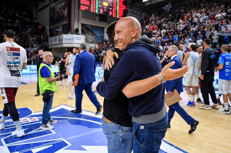 Stefano Sardara insieme al figlio Francesco al termine di gara 4 tra Dinamo Sassari e Reyer Venezia | Foto Luigi Canu