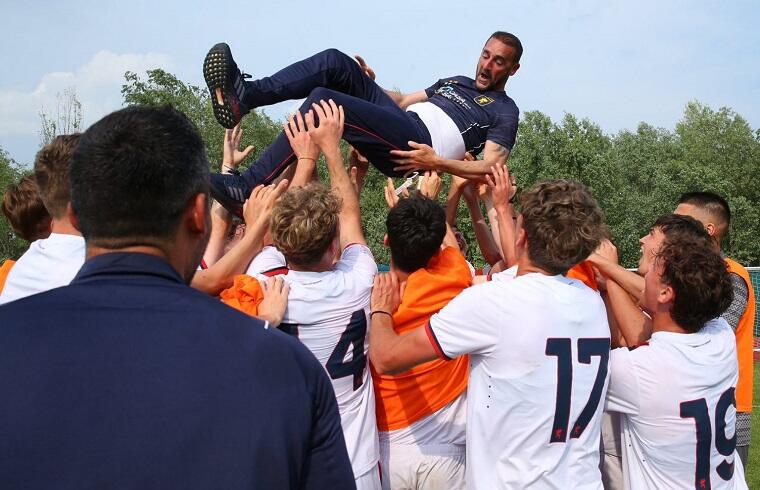 Alessandro Agostini durante i festeggiamenti per la promozione in Primavera 1 | Foto Genoa Fc