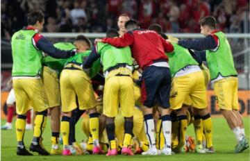 La festa del Cagliari a Perugia dopo il gol di Mancosu | Foto Valerio Spano/Cagliari Calcio