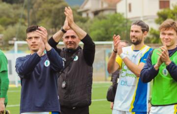 Un momento dei festeggiamenti della Costa Orientale Sarda dopo la vittoria con il Tivoli | Foto Costa Orientale Sarda