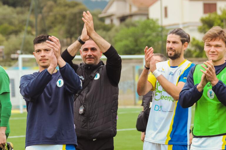 Un momento dei festeggiamenti della Costa Orientale Sarda dopo la vittoria con il Tivoli | Foto Costa Orientale Sarda
