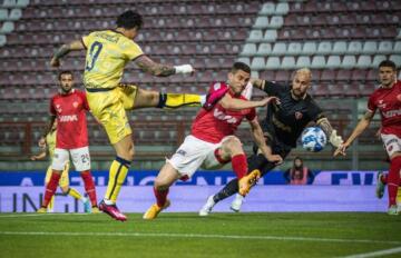 Lapadula durante il gol messo a segno contro il Perugia | Foto di Valerio Spanu/Cagliari Calcio