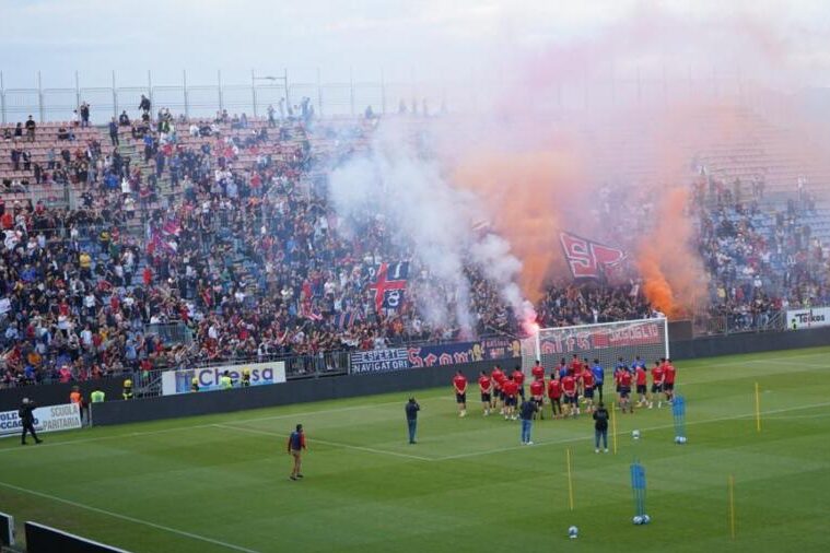 L'accoglienza dei tifosi all'ingresso del Cagliari