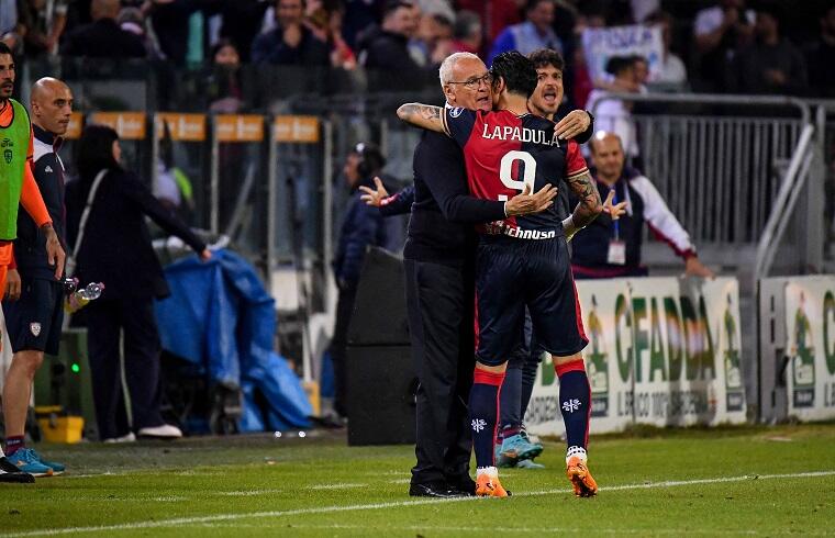 Lapadula abbraccia Claudio Ranieri dopo il gol del momentaneo 2-2 contro il Parma | Foto Luigi Canu