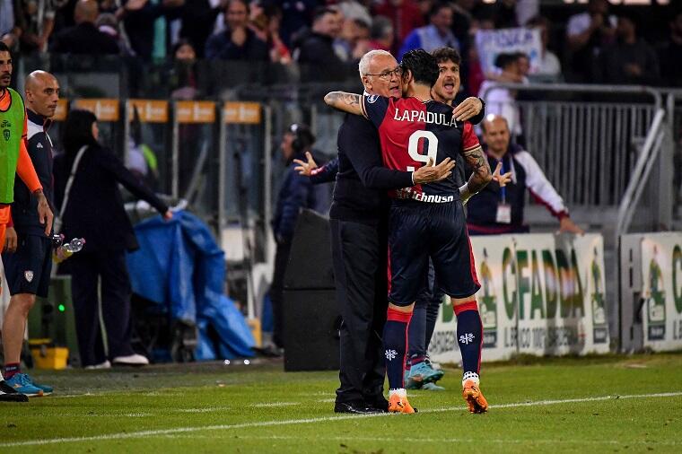 Lapadula abbraccia Claudio Ranieri dopo il gol del momentaneo 2-2 contro il Parma | Foto Luigi Canu