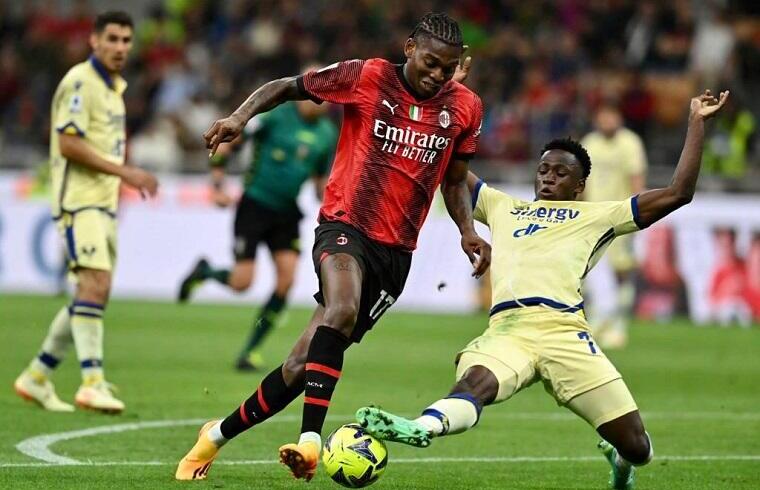 Ibrahim Sulemana contrasta Leao durante Milan-Verona