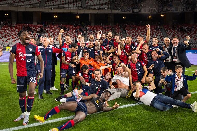 Il Cagliari in festa per la promozione in Serie A | Foto Valerio Spano/Cagliari Calcio
