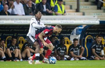 Nahitan Nandez contrastato da Coulibaly durante Parma-Cagliari | Foto Valerio Spano - Cagliari Calcio