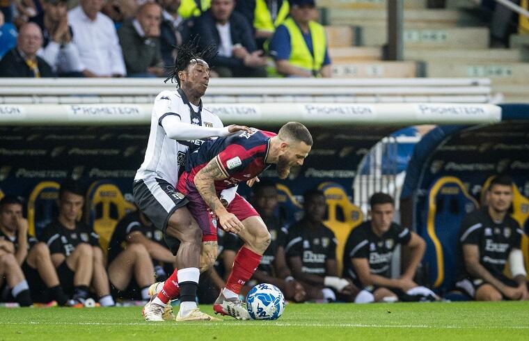 Nahitan Nandez contrastato da Coulibaly durante Parma-Cagliari | Foto Valerio Spano - Cagliari Calcio