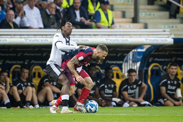 Nahitan Nandez contrastato da Coulibaly durante Parma-Cagliari | Foto Valerio Spano - Cagliari Calcio